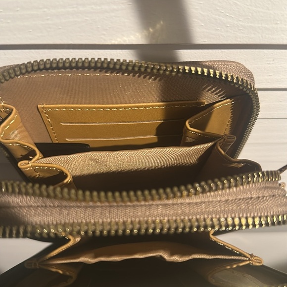 NWOT Beige three section crossbody bag with Creditcard compartments w/goldtone. - Picture 7 of 10